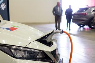 Nabíjení elektromobilu v roce 2026 zadarmo? Češi za něj dokonce dostávají zaplaceno. "Nehoráznost.", stěžuji si druzí